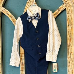 Boys Van Heusen suit. New with tags. Size 5t